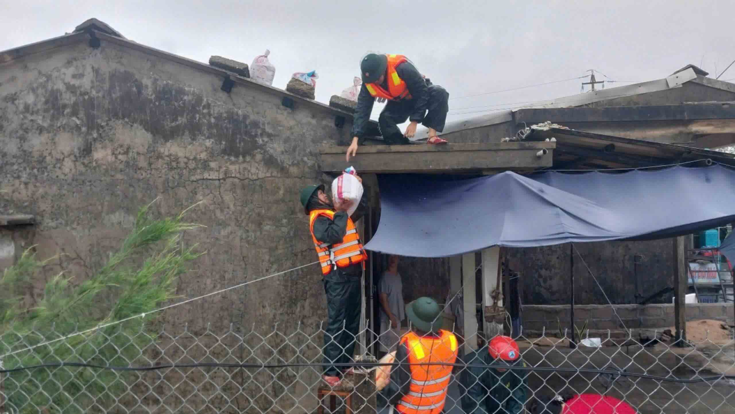 The armed forces support people to reinforce the house to cope with storm No. 5. Photo: Q.An.