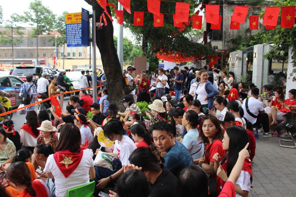 Tuyen pho Nguyen Thai Hoc - Trang Tien co vi tri dep de nguoi dan va du khach theo doi cac doan dieu binh, dieu hanh di qua. Anh: Le Tuyen