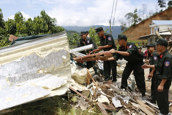Forces join hands to overcome the consequences of floods and landslides. Photo: Van Duc.