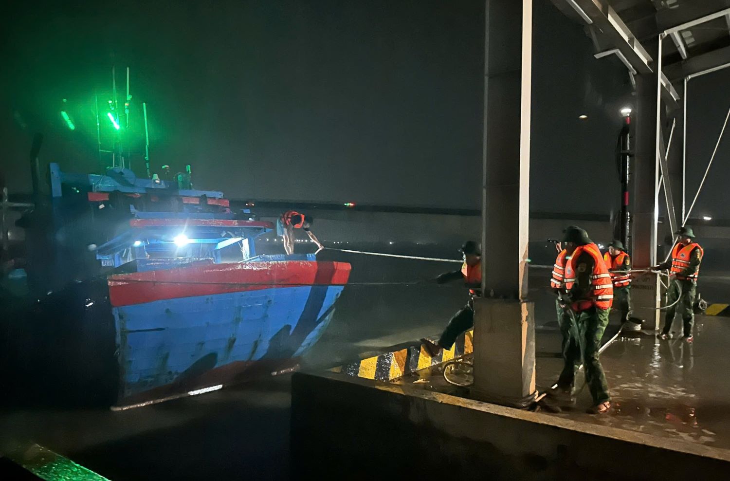 国境警備隊が台風5号の影響で停泊不能になった漁船を支援。写真:H.Nguyen