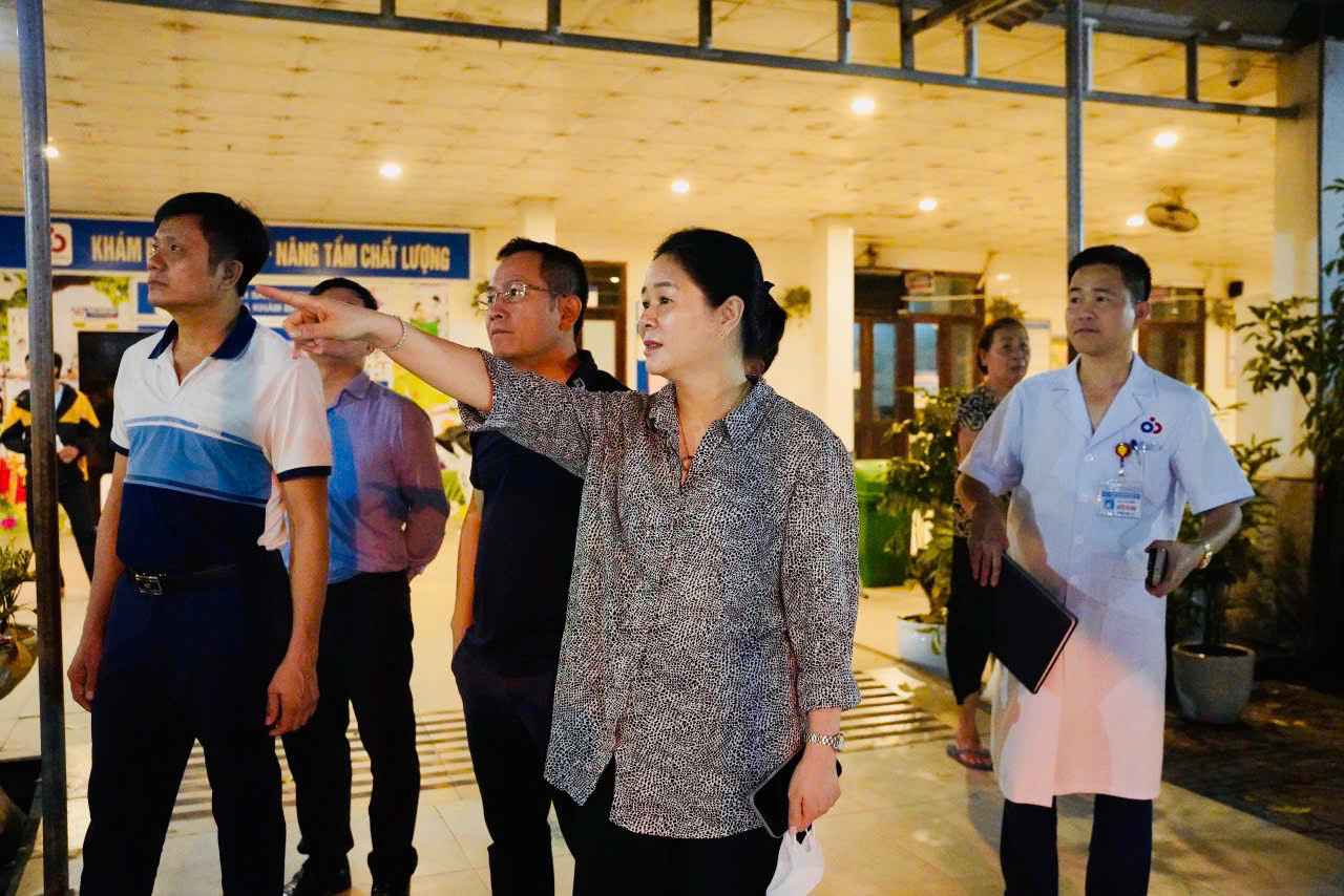 Dr. Dr. Le Thi Hoai Chung - Director of Nghe An Department of Health and the working group inspected and directed the response to storm No. 5. Photo: Ngoc Anh