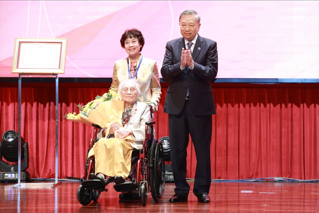 General Secretary To Lam presented the title of Labor Hero to former Vice President Nguyen Thi Binh on the morning of August 25. Photo: Hai Nguyen