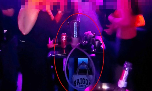 Bóng cười vắng bóng, giới trẻ sử dụng shisha và thuốc lá điện tử trong bar kín ở TPHCM