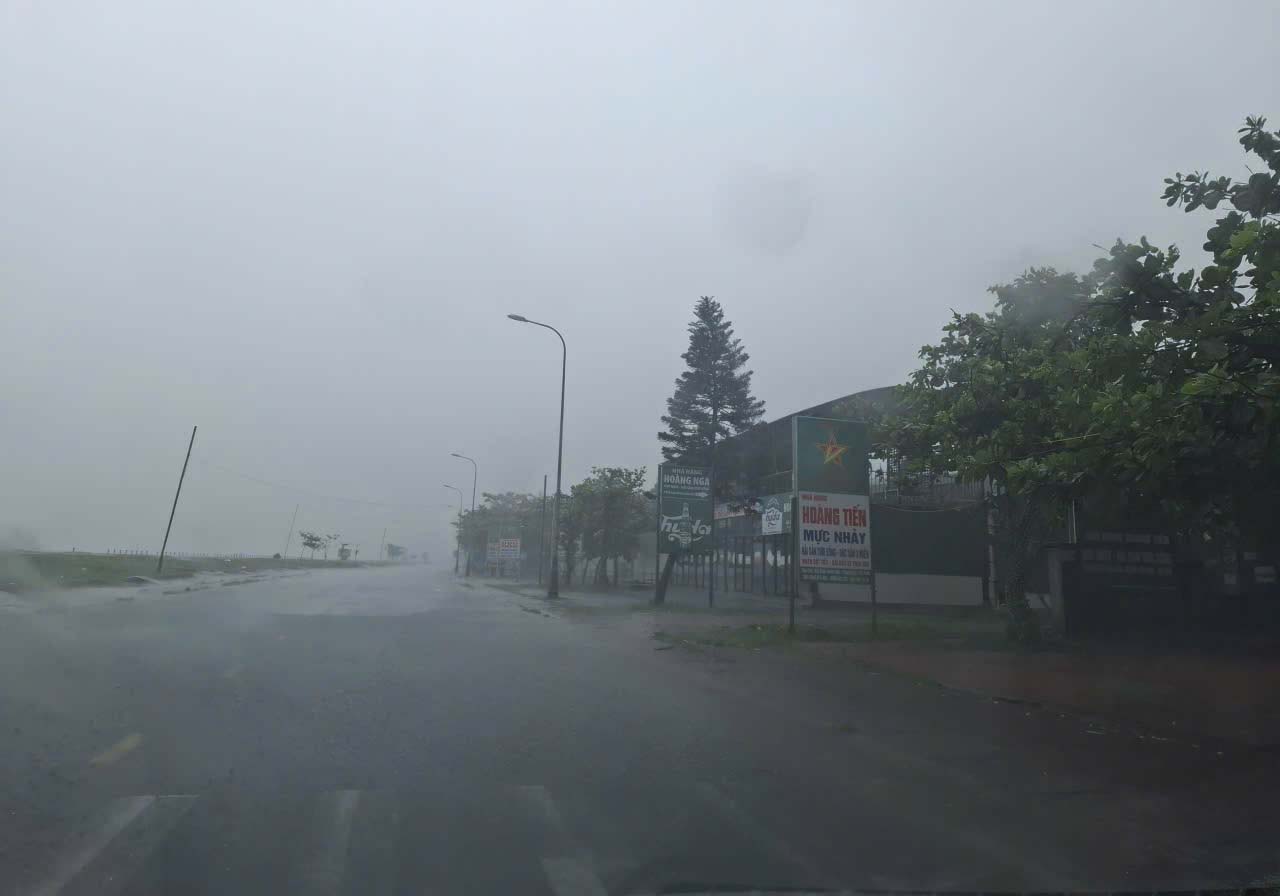 Cac nha hang ven bien o xa Loc Ha dong kin cua phong chong bao. Anh: Tran Tuan.