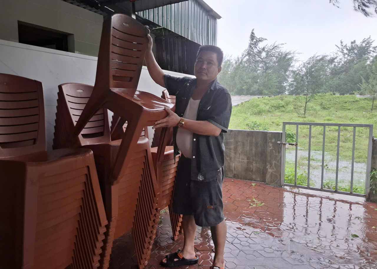 Anh Hiep lo bao lon do bo vao gay thiet hai tai san. Anh: Tran Tuan.