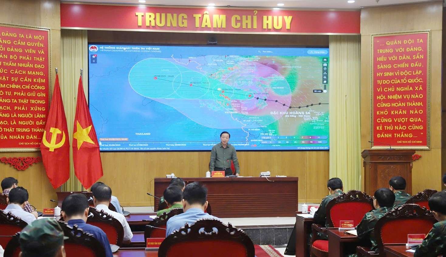 Deputy Prime Minister Tran Hong Ha chaired an online meeting with localities to discuss response measures to storm No. 5. Photo: Thuy Duong