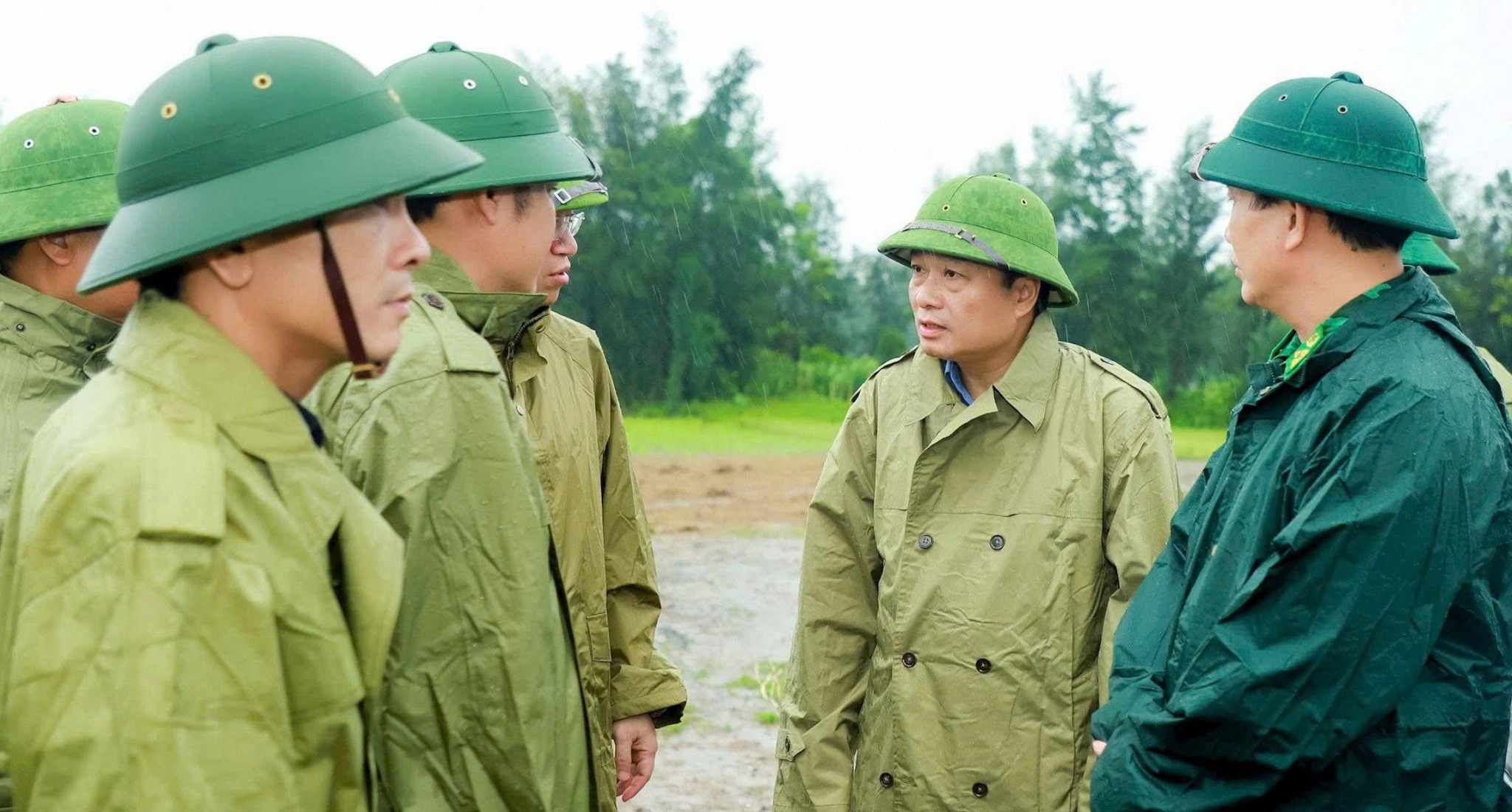 NGHEの議長である州民委員会のルー・ホン・ヴィンは、移転を​​チェックし、チャウ・コミューンの人々の安全性を確保しました。写真：タン・ドゥイ