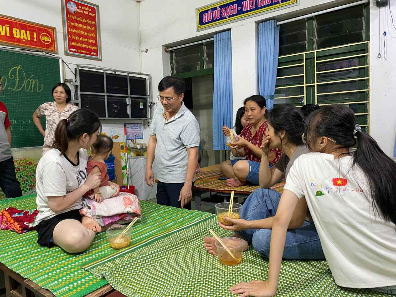 M. Ha Xuan Quang secretaire du comite du parti de la commune de Dien Chau encourage les habitants au point d'evacuation. Photo : Pham Chung