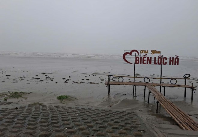 Due to storm No. 5, the sea of Loc Ha, Ha Tinh on the morning of August 25 had big waves. Photo: Tran Tuan.