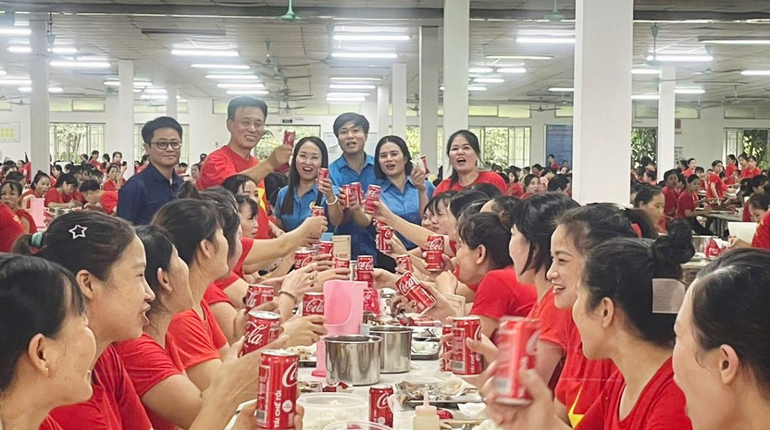 노동조합 점심 식사 프로그램에 참여한 노동조합원과 노동자. 사진: Thanh Minh