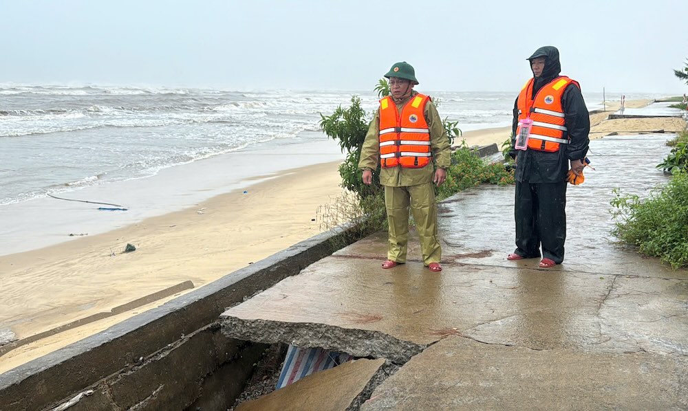 Check coastal landslides in Nhat Le before the impact of storm No. 5. Photo: Cong Sang