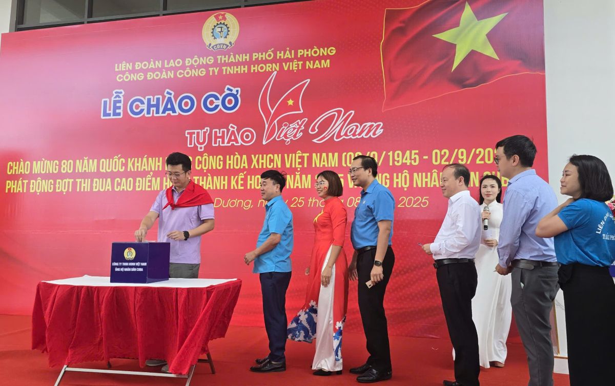Lanh dao, doan vien, nguoi lao dong tham gia quyen gop ung ho nhan dan Cuba. Ảnh: Mai Dung