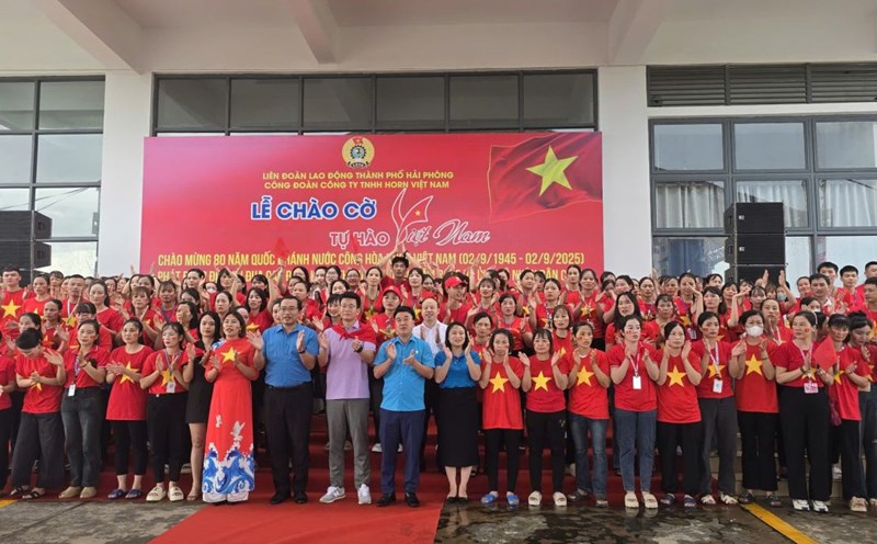 More than 500 workers in Hai Phong City participated in the welcoming tour of the Golden gate of Vietnam. Photo: Quang Hung