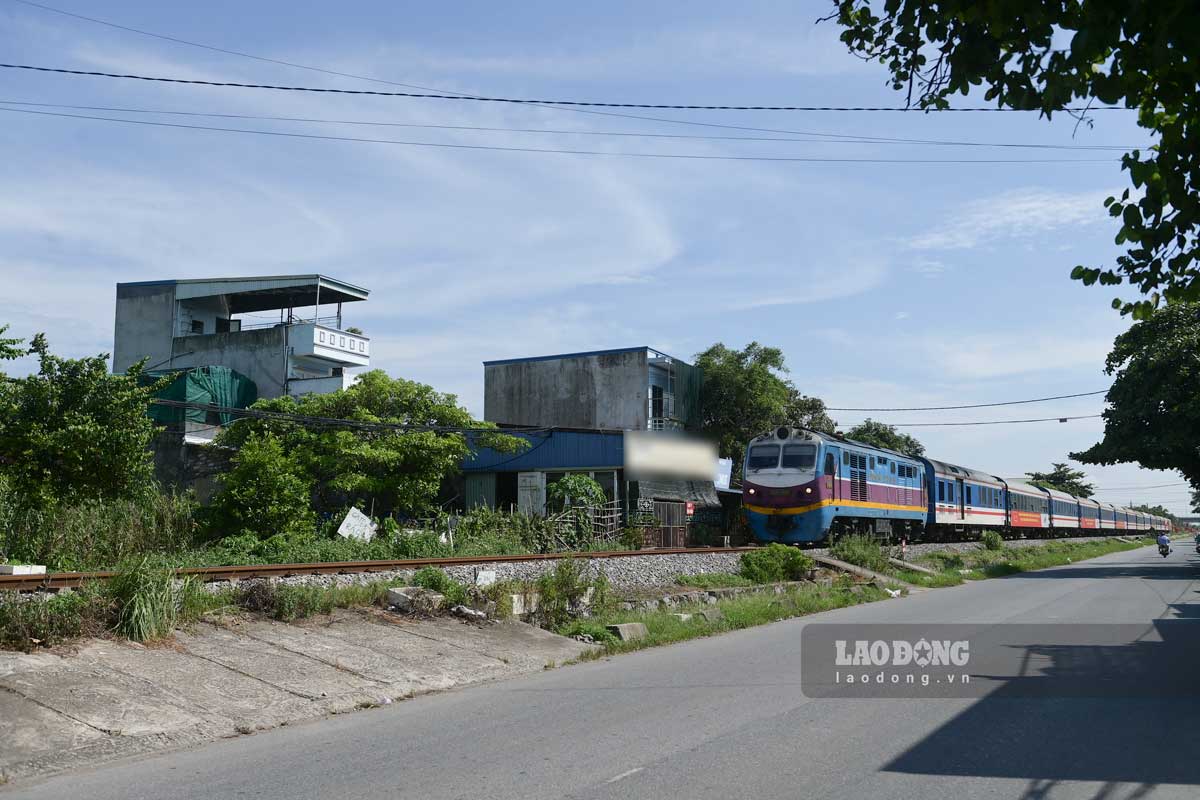Lối đi tự mở qua đường sắt tiềm ẩn nguy cơ mất an toàn giao thông ở phường Trường Thi, tỉnh Ninh Bình. Ảnh: Hà Vi 