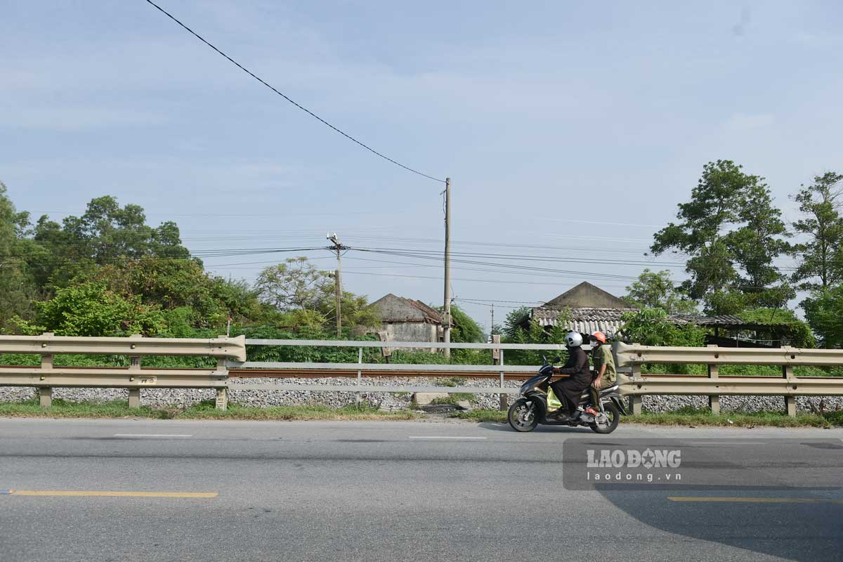 Mot loi mo qua duong sat tai xa Van Xuan (tinh Ninh Binh) da duoc rao chan lai. Anh: Ha Vi