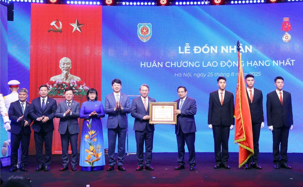 Prime Minister Pham Minh Chinh presented the First Class Labor Medal to the Ministry of Justice. Photo: Cao Nguyen