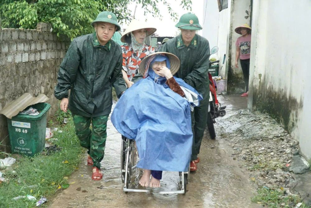 Les autorites locales aident a deplacer les habitants vers des abris sûrs contre la tempete. Photo : Quach Du