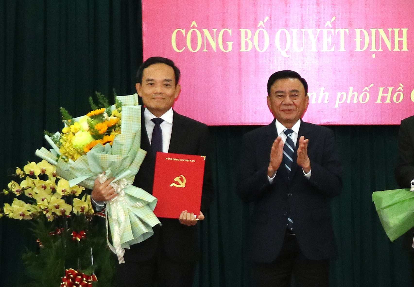 Uy vien Bo Chinh tri, Thuong truc Ban Bi thu Tran Cam Tu trao quyet dinh va hoa chuc mung ong Tran Luu Quang. Anh: Minh Quan