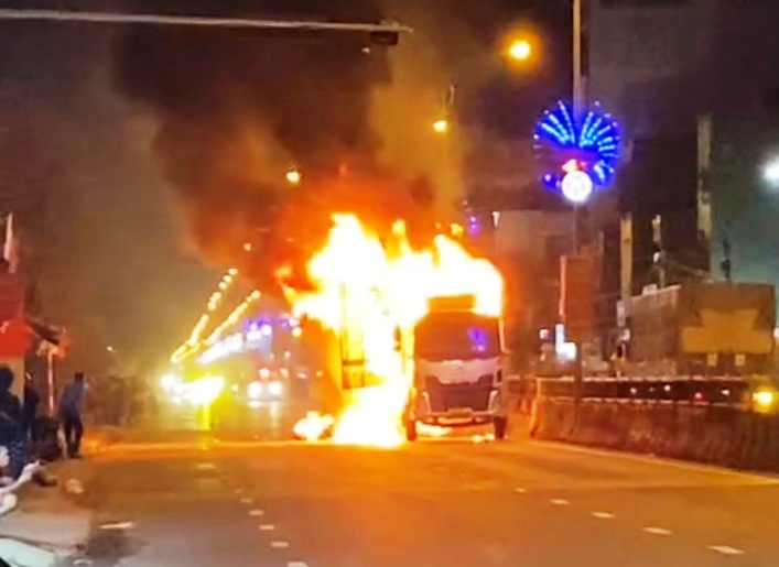 Un camion transportant des marchandises prend feu violemment sur la route nationale 1 traversant la commune de Tu Nghia province de Quang Ngai. Photo : Vien Nguyen