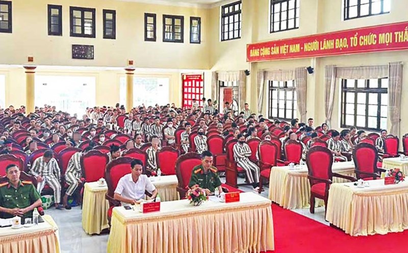 More than 300 prisoners about to complete their prison sentences in Tuyen Quang were advised and introduced to jobs. Photo: Manh Tung