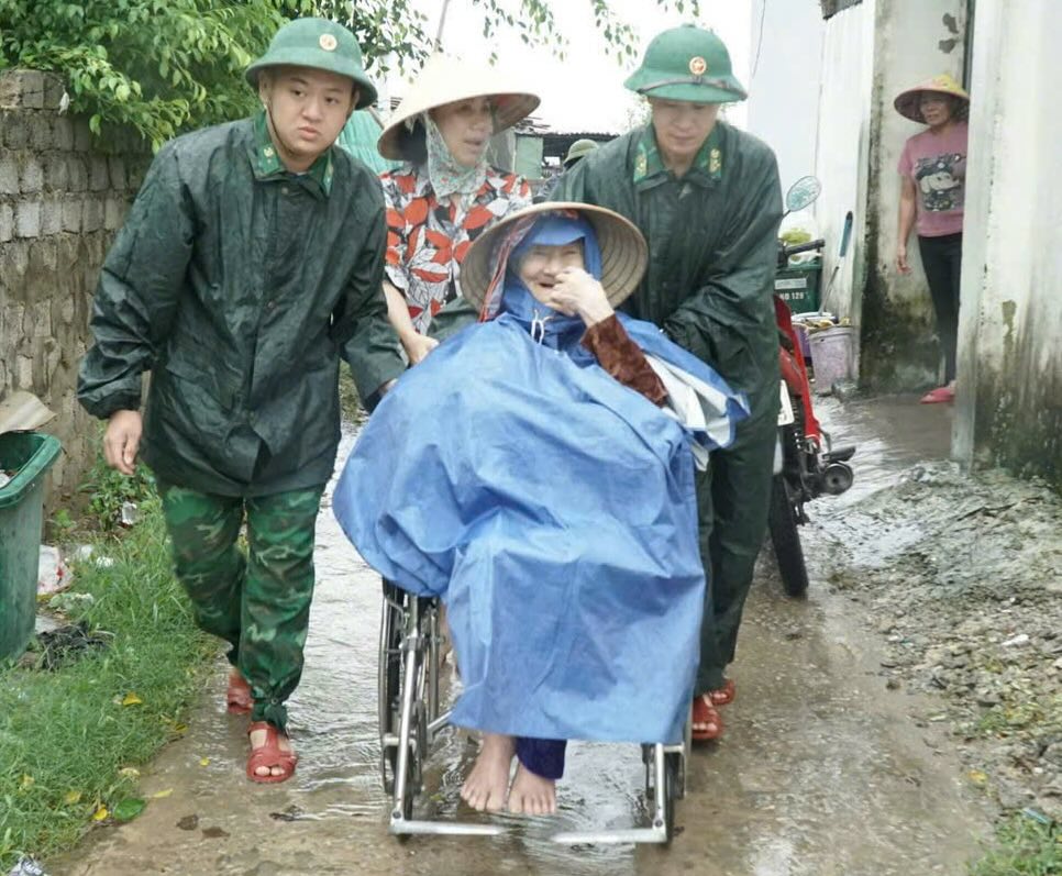 La tempete n° 5 provoque de fortes pluies et des vents violents a Thanh Hoa les autorites doivent evacuer les habitants. Photo : Quach Du