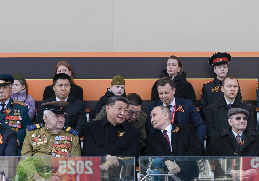 El presidente ruso Vladimir Putin y el secretario general y presidente chino Xi Jinping asisten a la ceremonia de conmemoracion del 80 aniversario de la Gran Victoria de la Guerra de Autodefensa en Moscu el 8 de mayo de 2025. Foto: Xinhua
