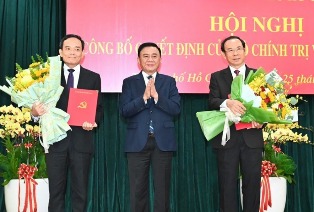 Politburo member, Standing member of the Secretariat Tran Cam Tu presented the decision and presented flowers to congratulate Mr. Nguyen Van Nen and Mr. Tran Luu Quang. Photo: VGP