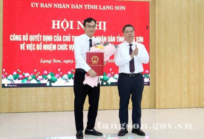 Ong Doan Thanh Son - Pho Chu tich UBND tinh trao quyet dinh va tang hoa chuc mung ong Hoang Cao Thuong duoc bo nhiem giu chuc vu Pho Giam doc So Cong Thuong. Anh: Langson.gov.vn