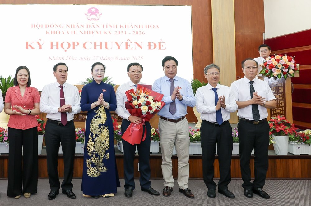Cac lanh dao tinh Khanh Hoa tang hoa chuc mung ong Le Huyen (cam hoa). Anh: VGP
