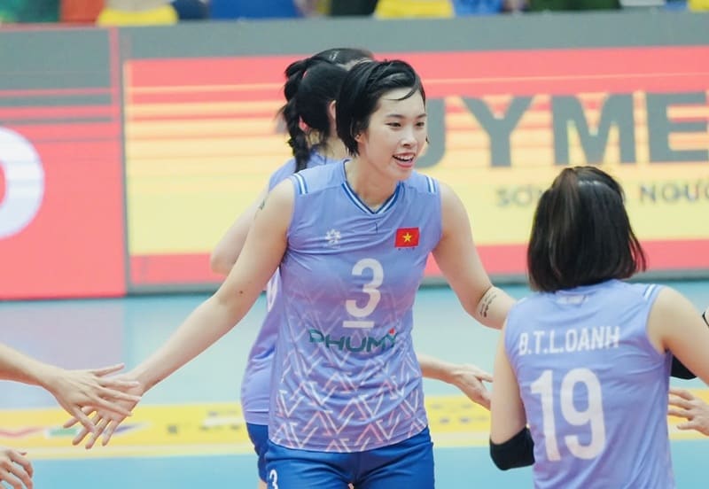 쩐티탄투이는 태국에서 VTV 빈딘 롱안 팀과 함께 경기에 참가할 예정입니다. 사진: VFV