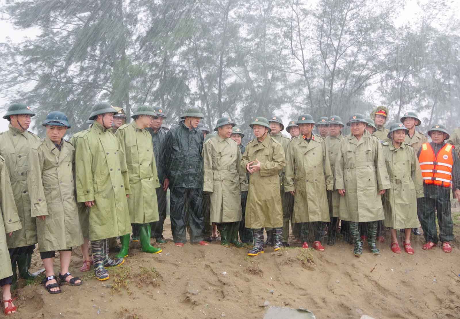 Le vice-Premier ministre Tran Hong Ha inspecte le travail de renforcement de la digue Hoi Thong dans la commune de Dan Hai province de Ha Tinh pour la prevention de la tempete n° 5. Photo : Tran Tuan.