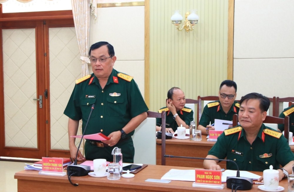Dai ta Nguyen Thanh Tam nhan ban giao tam thoi chuc vu Bi thu Dang uy Cuc Hau can - Ky thuat Quan khu. Anh: Quan khu 7