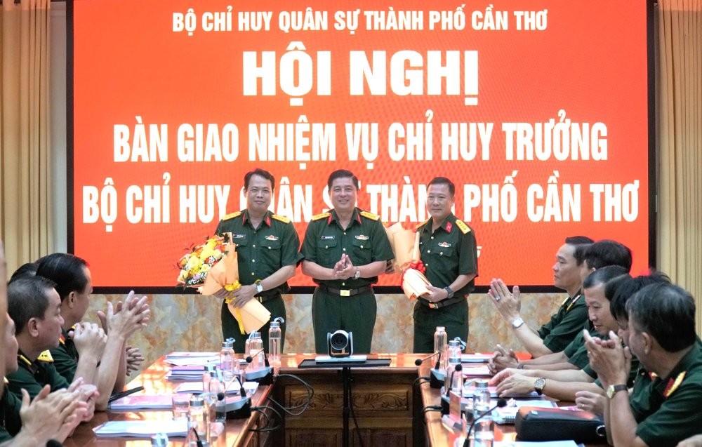Army Colonel Pham Ngoc Quang - Political Commissar of the Can Tho City Military Command, presented flowers to congratulate Colonel Huynh Van Hung and Colonel Tran Quy Duong (right cover). Photo: Khang Minh/Thanhuycantho.vn