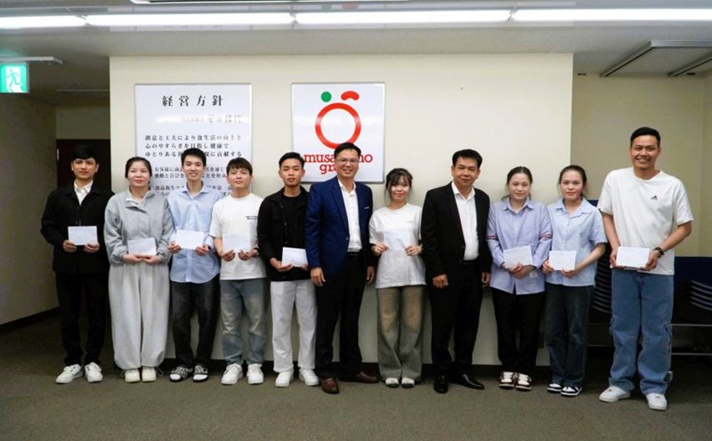 The working group of the Department of Home Affairs of Da Nang visited and presented gifts to local workers working in Japan. Photo: Qui Quy