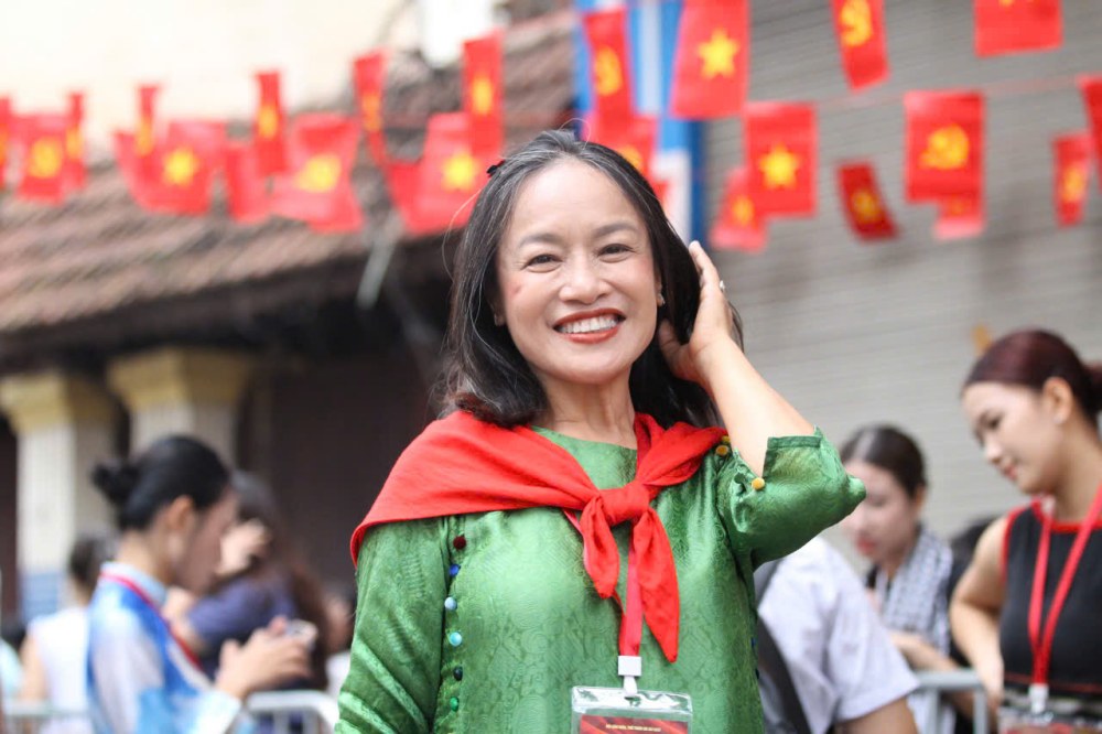 Meritorious Artist Tu Oanh participated in the parade with the Culture - Sports section. Photo: Huyen Chi