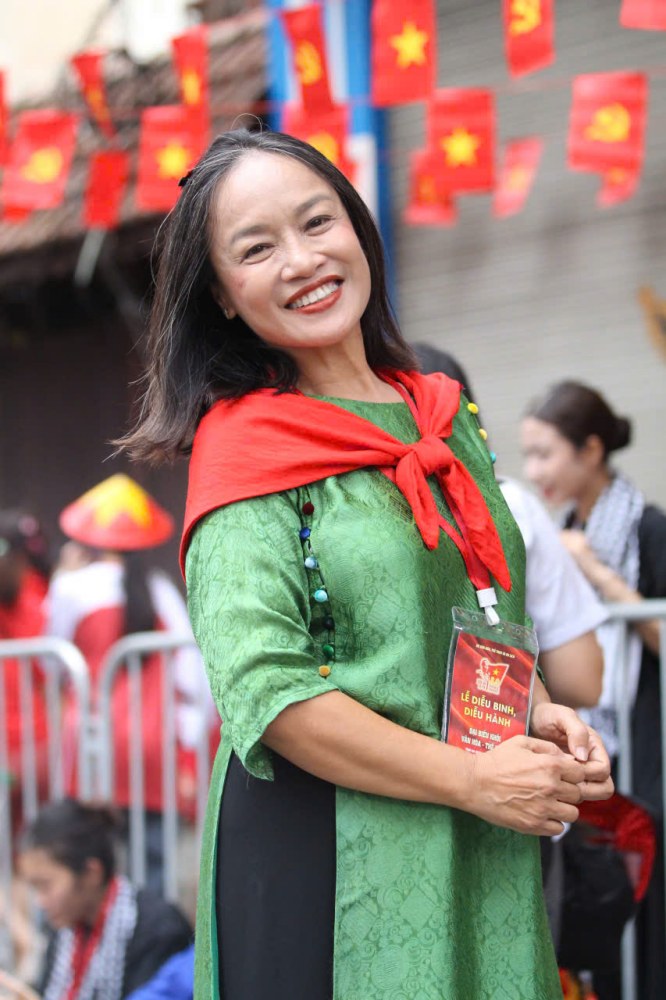 NSUT Tu Oanh rang ro trong ta ao dai di hop luyen dieu binh, dieu hanh. Anh: Huyen Chi