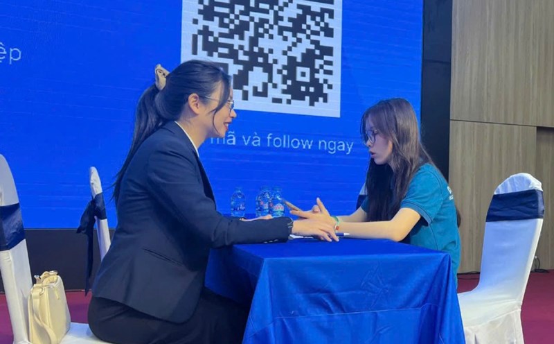 A phone interview is the first step for employers to assess the suitability of candidates. Photo: Quynh Chi