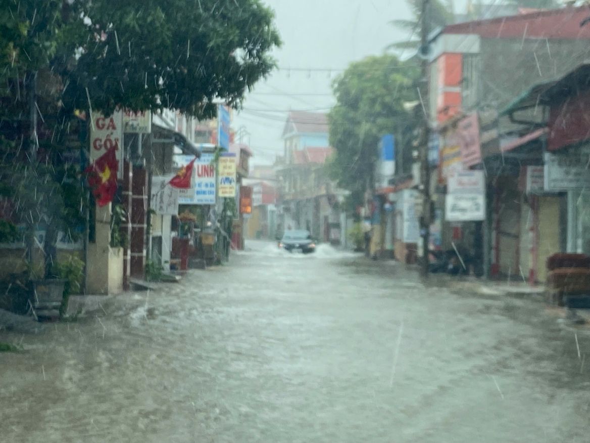 Duong vao xa Canh Duong cu (anh chup luc 10h ngay 25.8). Anh: Cong Sang