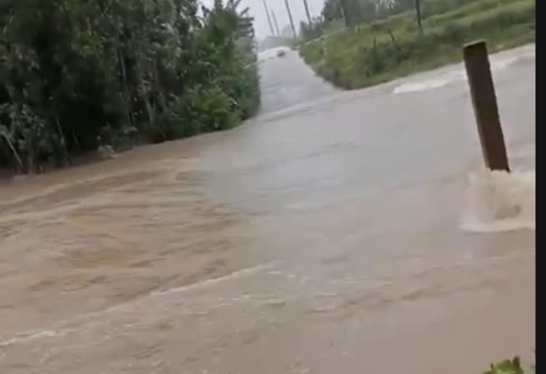Ngam Khe Da bi ngap, tiem an nguy hiem cho nguoi di qua. Anh: Cong Sang