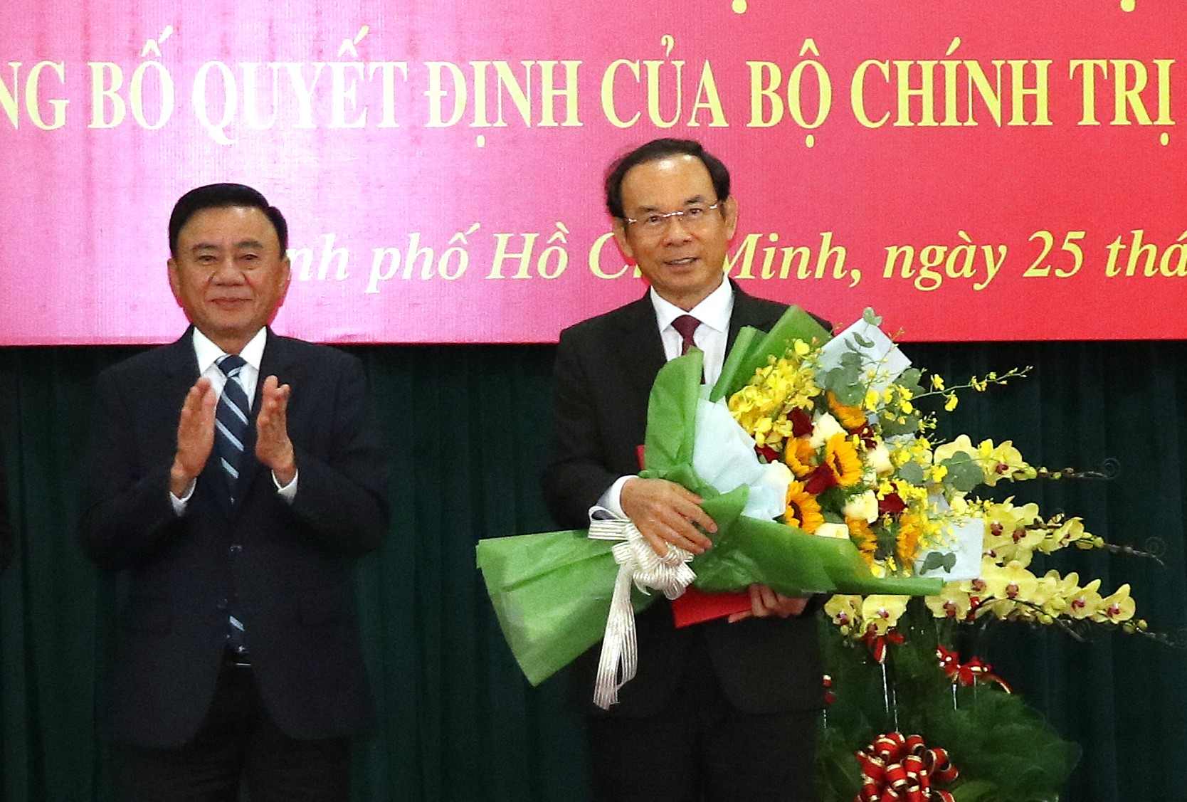 Uy vien Bo Chinh tri, Thuong truc Ban Bi thu Tran Cam Tu trao quyet dinh va hoa chuc mung ong Nguyen Van Nen.  Anh: Minh Quan