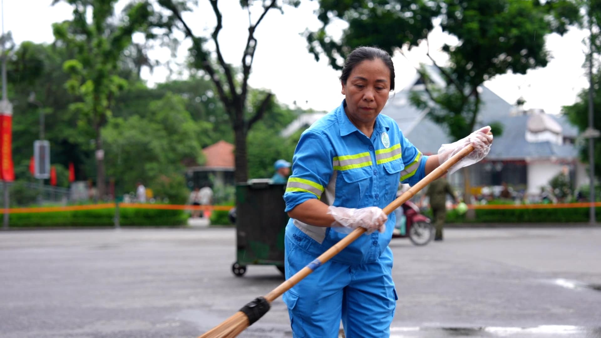 환경미화원들의 자부심은 9월 2일 국경일을 앞두고 수도에 기여한 것입니다. 사진: Huyen Trang