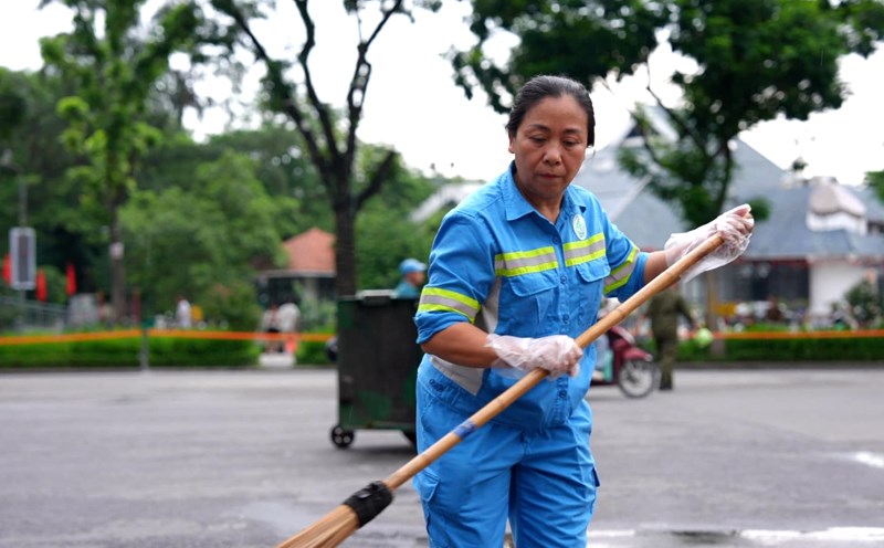 The pride of environmental workers is to contribute to the capital before National Day on September 2. Photo: Huyen Trang
