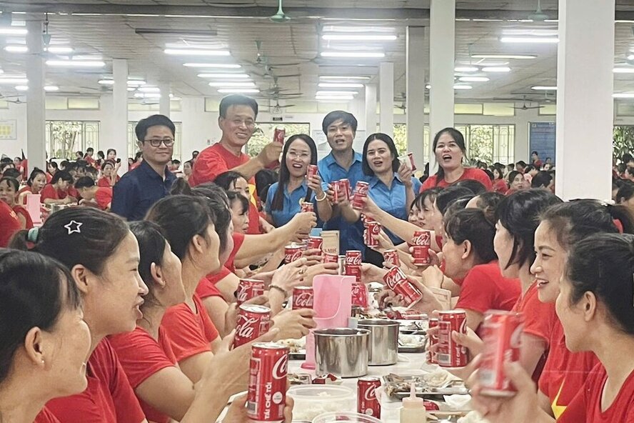 기업과 노동조합이 노동조합 식사 자리에서 노동자들을 격려하고 있습니다. 사진: Thanh Minh.
