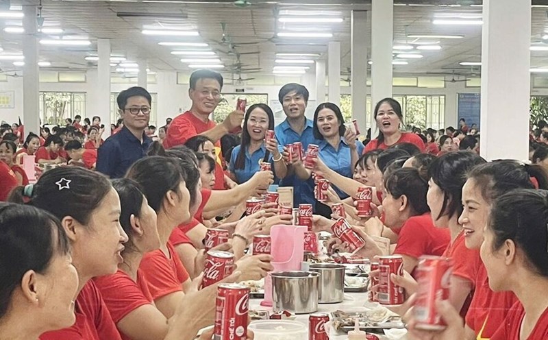 Enterprises and the Trade Union visited and encouraged workers at the Trade Union meal. Photo: Thanh Minh.