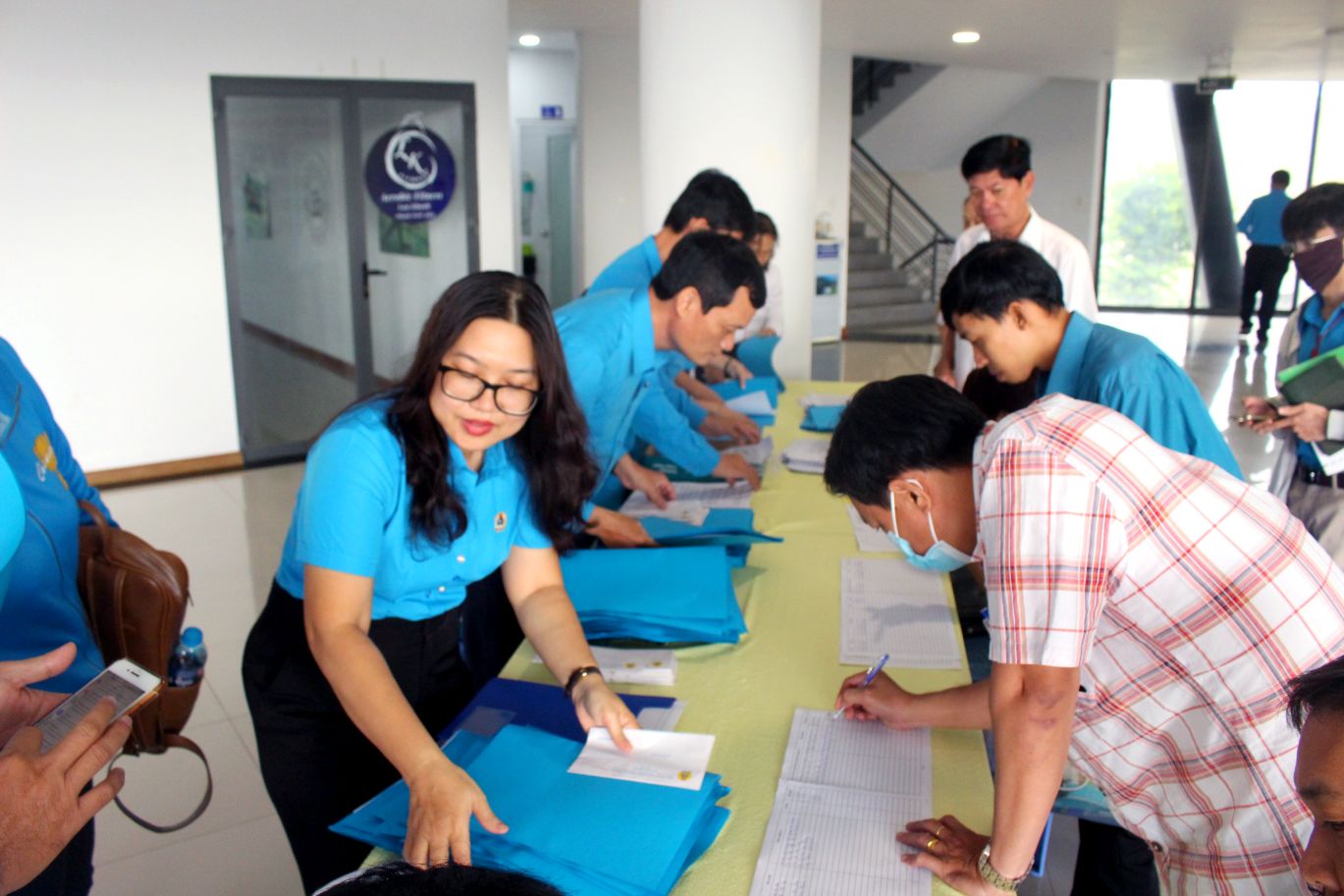 Bo phan nghiep vu cung cap tai lieu, huong dan dai bieu tham du hoi nghi. Anh: Lam Dien