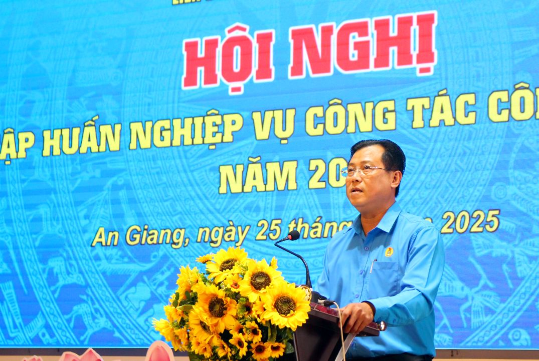 Pho Chu tich LDLD tinh An Giang Nguyen Nhat Tien phat bieu khai mac Hoi nghi tap huan cong tac nghiep vu Cong doan dau tien sau sap nhap tinh An Giang. Anh: Lam Dien