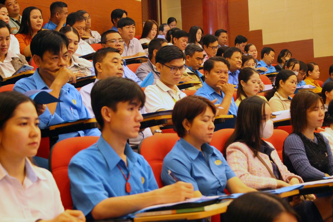 Dai bieu tap trung lang nghe. Anh: Lam Dien 