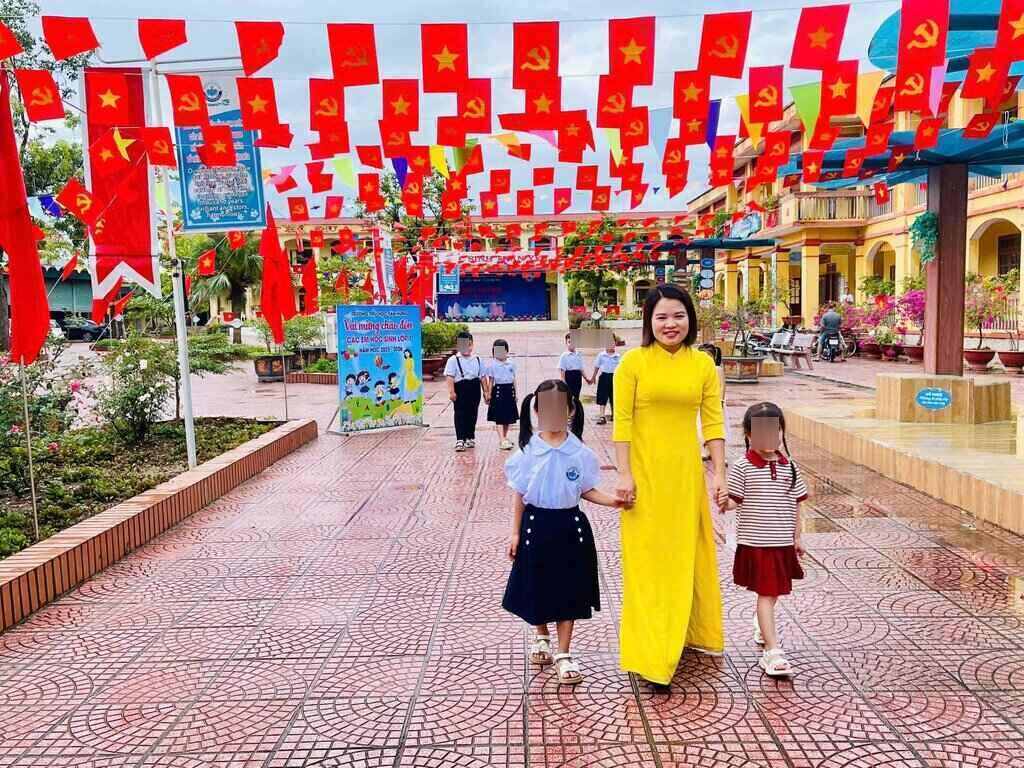 Hoc sinh lop tai cac truong hoc phuong Tan Hung, TP Hai Phong vui mung buoc vao ngay tuu truong sang 25.8. Anh: Vu Khuyen 
