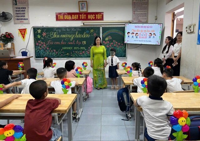 Exciting atmosphere in the classroom at Hai Tan Primary School, Tan Hung Ward. Photo: Vu Khuyen