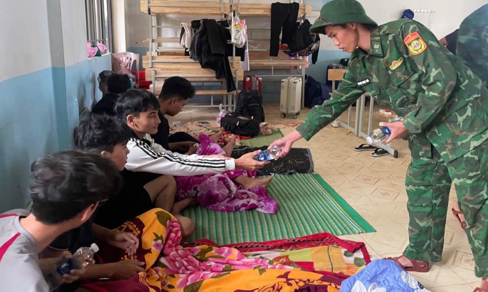 Face au risque de glissements de terrain causes par la tempete n° 5 de nombreux habitants ont ete deplaces vers des lieux sûrs. Photo : Hoai Nam